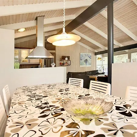 Three-bedroom Holiday In * Hals